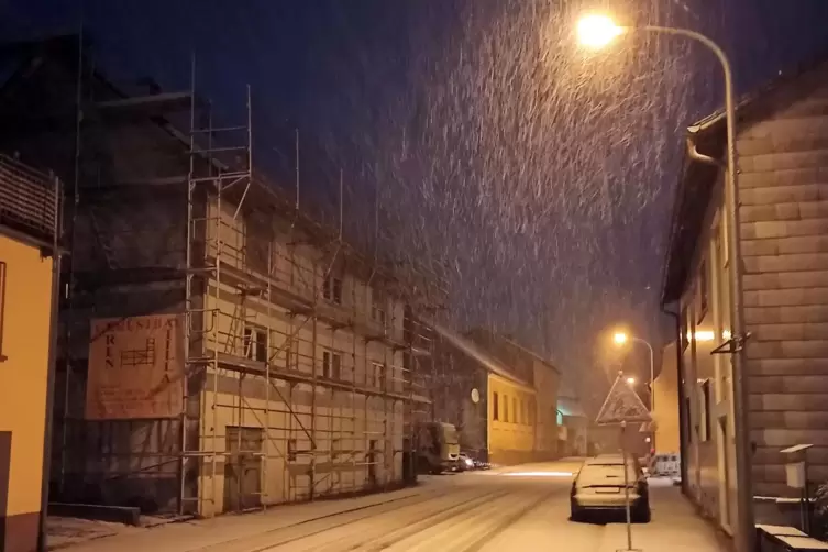 Die Altheimer Stra&szlig;e in Mittelbach am fr&uuml;hen Dienstagmorgen.