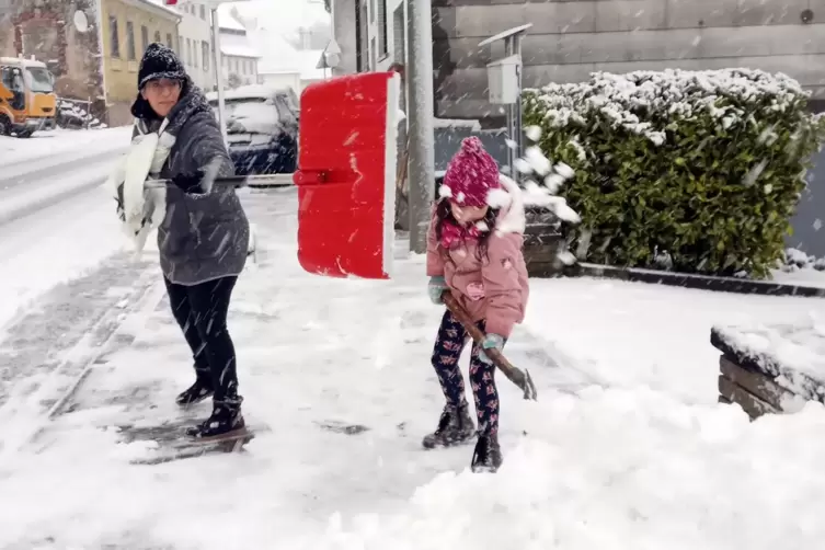 Paola Wagner und Tochter Kaley (sechs Jahre) schippen flei&szlig;ig Schnee in Mittelbach