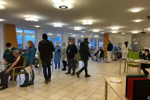 Hochbetrieb im Haus am Kurpark: Über 100 Bewohner sowie einige Mitarbeiter wurden am Dienstag gegen Covid-19 geimpft.