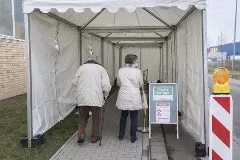 Diese Menschen haben einen der begehrten Termine im Impfzentrum in Kaiserslautern. 