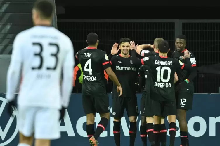 Spieler von Bayer Leverkusen feiern das Tor zum 3:1.