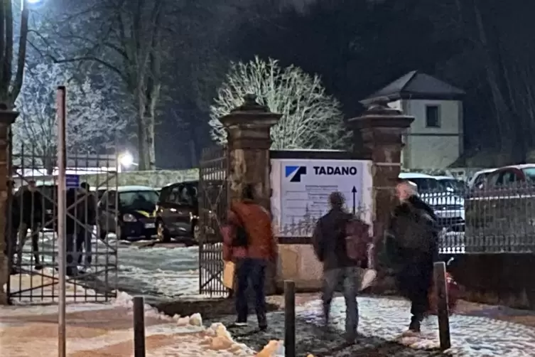 Kurz vor sieben Uhr verlassen erste über ihre bevorstehende Entlassung informierte Mitarbeiter des Zweibrücker Kranenbauers Tada