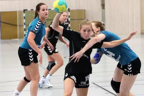 Für die Spielgemeinschaft am Ball gegen Heiligenstein Ina Bühl.