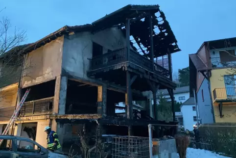 Beim Brand eines Holzbalkons über drei Geschosse in Bann gab es keine Verletzten.