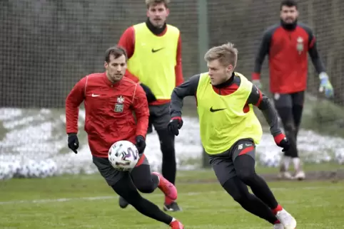 Zurück am „Betze“: Jean Zimmer (rechts) am Mittwoch im Trainingsspiel mit Hendrick Zuck.