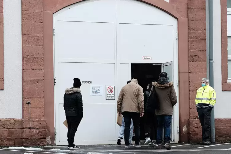 Über den Innenhof des Verwaltungsgebäudes in der Homburger Straße wurden Mitarbeiter in Gruppen zum Entlassungsgespräch eingelas