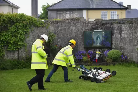 Ingenieure setzen ein Bodenradar auf dem Gelände eines Massengrabs auf dem Gelände des ehemaligen Mutter-und-Kind-Heims in Tuam,