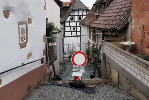 Die Obergasse in Neuleiningen ist durch eine Betonmauer aus L-Steinen gesperrt. Hier der Blick von der gegenüberliegenden Seite 