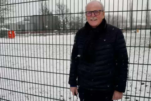 Ex-Beigeordneter Johannes Peter Schwalb am zugeschneiten Hettenleidelheimer Schwimmbad, für das er sich auch künftig einsetzen w