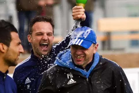 Sekt statt Bier: SVN-Co-Trainer Daniel Paulus (links) duscht Peter Rubeck nach der gewonnenen Oberliga-Meisterschaft im Mai 2013