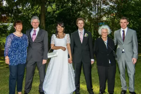 Familien-Hochzeitsfoto (von links): Christiane, Karl Otto, Per-an, Alexander, Hedwig und Martin Stengel.