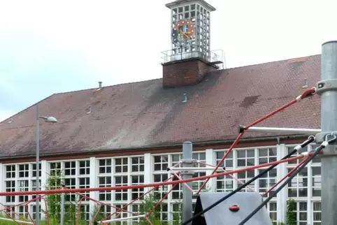 Wie darf die riesige Dachfläche unterbrochen werden: Das ist eine offene Frage bei der Reithalle in der Else-Krieg-Straße 1.
