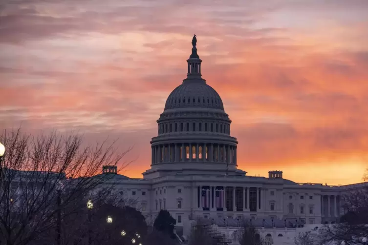 Ein weiterer historischer Tag endet im Kapitol , dem Sitz des US-Parlaments in Washington. 