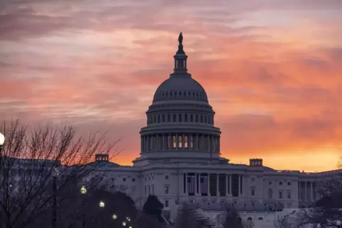 Ein weiterer historischer Tag endet im Kapitol , dem Sitz des US-Parlaments in Washington. 