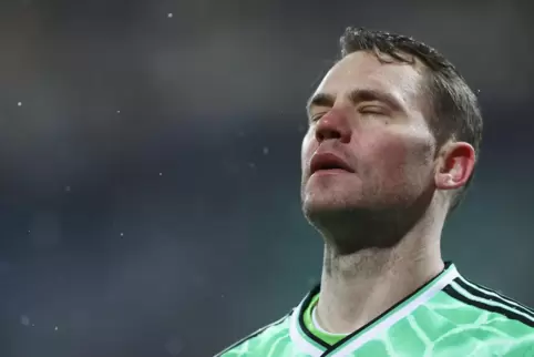 Enttäuschung pur bei Torwart Manuel Neuer: Zum ersten Mal seit 17 Jahren scheitert der FC Bayern gegen eine klassentiefere Manns