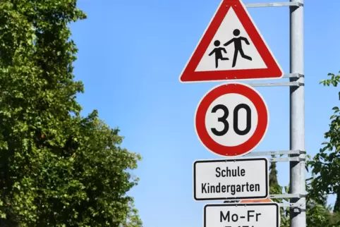 Die Schilder, die in der Iggelheimer Straße in Dudenhofen auf die Geschwindigkeitsbegrenzung hinweisen. 