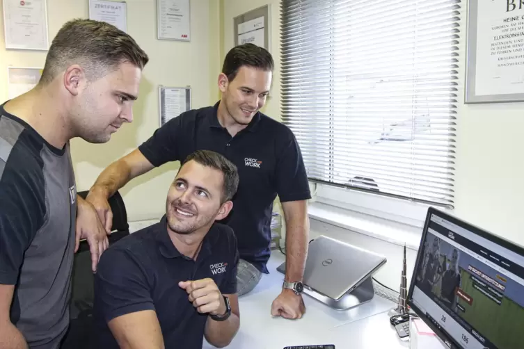  Die Br&uuml;der Markus (links) und Martin Holl (sitzend) haben das Internetportal zusammen mit ihrem Freund Marcel J&auml;ger entwickelt.