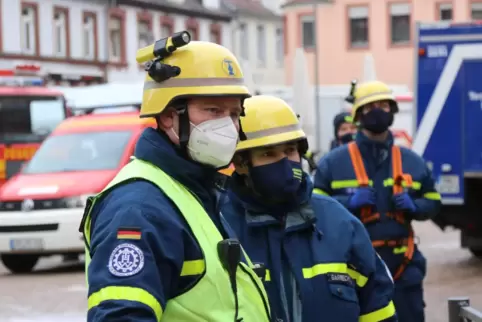 Großbrand in der Roßmarktstraße im Dezember 2020: Matthias Fahrbach (links) und Andreas Garrecht erkunden die Lage. 