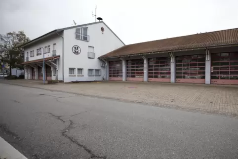 Das Feuerwehrhaus in Weilerbach: Ob dieses umgebaut und erweitert wird oder ob es einen Neubau an einem ganz anderen Standort gi