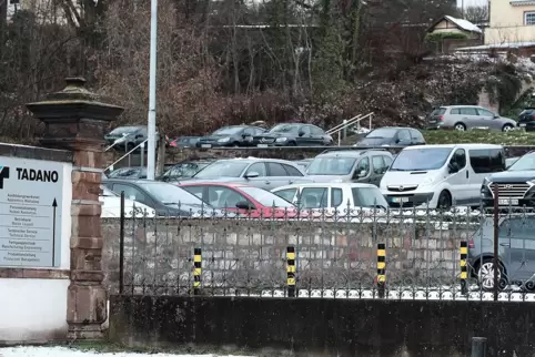 So voll wie am Mittwoch war der Tadano-Parkplatz schon lange nicht mehr. Viele waren nur einbestellt worden, um ihnen die bevors