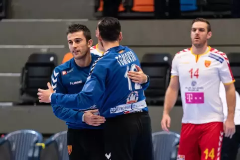 Nikola Mitrevski (links) ist die Nummer eins im Tor von Nordmazedonien. Der für die Eulen Ludwigshafen spielende Martin Tomovski
