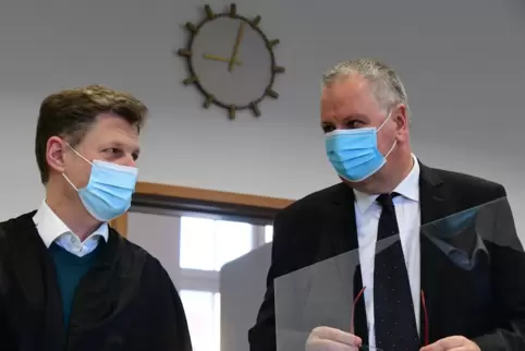 Vor Gericht in Saarbrücken: Rüdiger Schneidewind (rechts) und sein Verteidiger Joachim Giring.