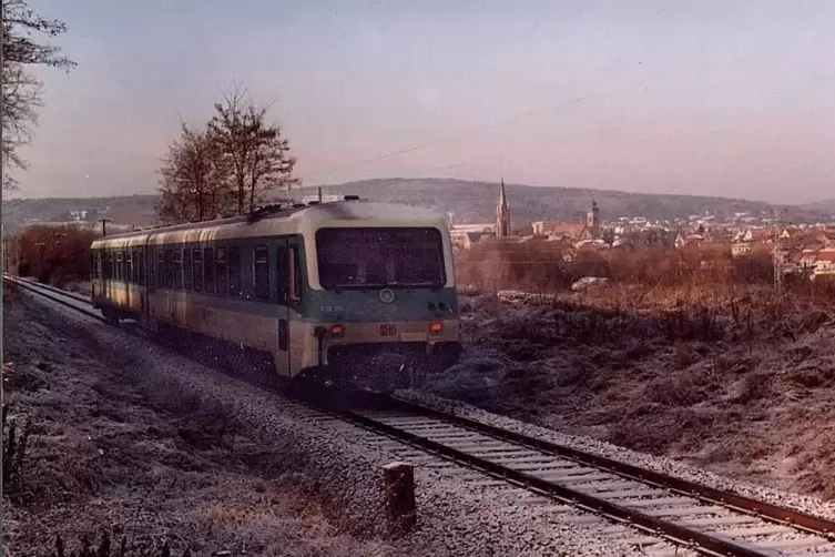 Als deutschlandweit erste Bahnstrecke wurde 1994 der Abschnitt von Grünstadt nach Eisenberg reaktiviert .