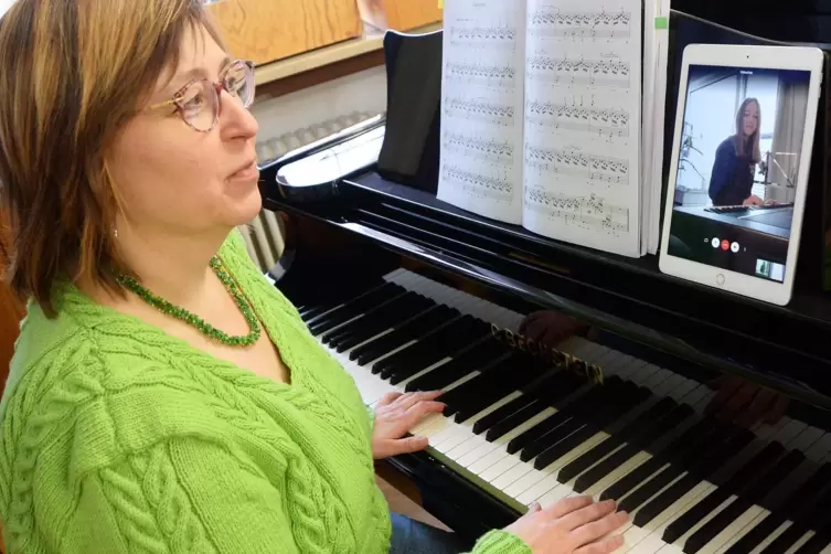 Klavierunterricht per Musikschul-App: Tatjana Geiger, Leiterin der Musikschule, mit ihrer Schülerin Maja Löwer.
