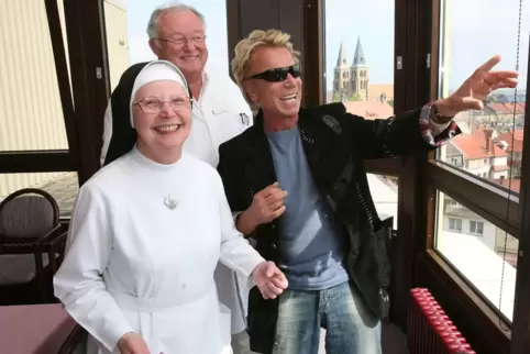 Siegfried mit Schwester Hildebranda und Chefarzt Dietmar Molitor in der Cafeteria des Vinzentius-Krankenhauses bei einem Blick a
