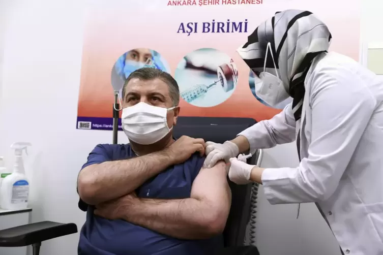 Der türkische Gesundheitsminister Fahrettin Koca erhält die erste Impfung.