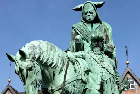 Was hat der Yedi-Ritter auf einem Denkmal in Wolfenbüttel zu suchen? „Die selbsterfüllende Gegenwart der Prophezeihung“ (2011). 