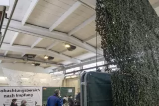 Neu aufgehängte Tarnnetze sollen dem Schallschutz in der ehemaligen Wartungshalle dienen. 