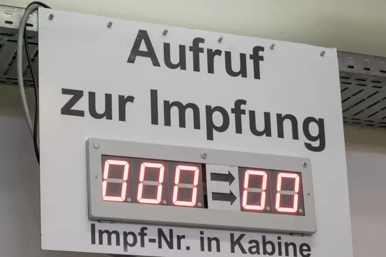 Anfangs kam die Arzthelferin. Inzwischen erfolgt der Aufruf zur Impfung mit einer digitalen Anzeigetafel.