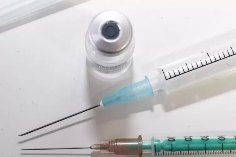 Die neuen, kleineren Spritzen (unten) machen es einfacher, sechs statt f&uuml;nf Impfdosis aus der Ampulle zu ziehen. 