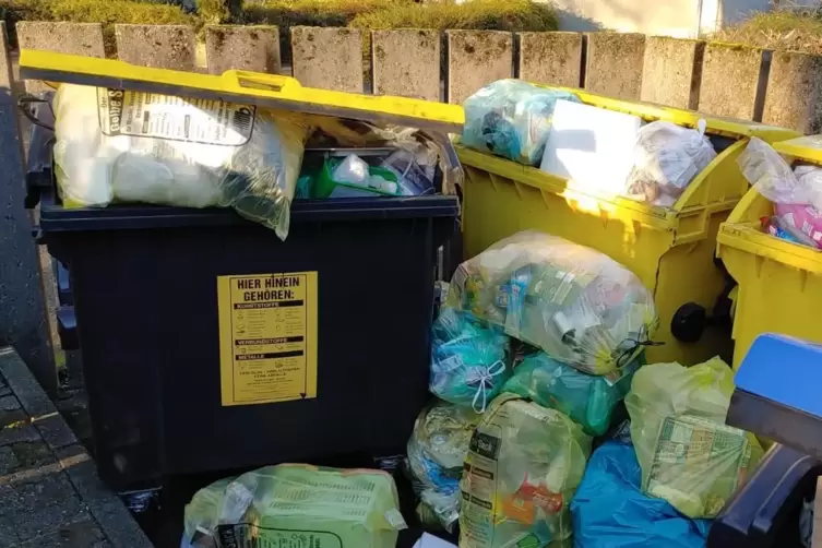 Knettenbrech + Gurdulic spricht von besonders viel Verpackungsm&uuml;ll. Leser beschweren sich, dass er nicht rechtzeitig abgeholt wu