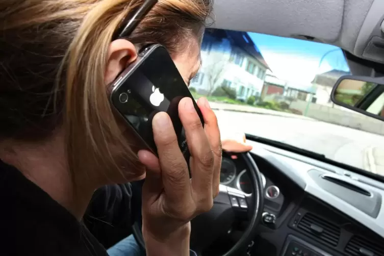 Telefonieren beim Autofahren ist lebensgefährlich. 
