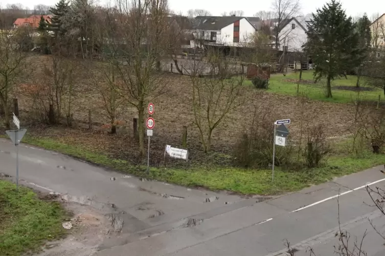 „Tatort“: der Weg, der von der Waldseer Straße nach links ins Binsfeld abzweigt.