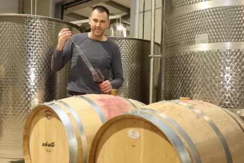 Arbeitet bei seinem Riesling teilweise mit jungen Holzfässern: Michael Schroth.