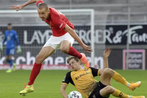 Einsatzfreudig: FCK-Abwehrmann Adam Hlousek, hier gegen Patrick Weihrauch von Dynamo Dresden.