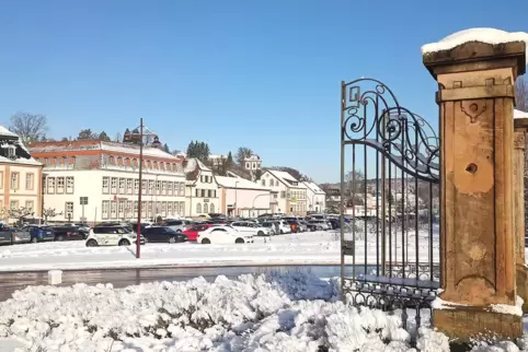 Bald fallen die meisten Parkplätze am ehemaligen Bahnhof weg. Der Kreisel am alten Finanzamt wird umgestaltet. Bald fallen die meisten Parkplätze am ehemaligen Bahnhof weg. Der Kreisel am alten Finanzamt wird umgestaltet.