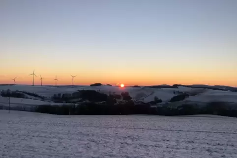 Rot-Weiß Reichsthal: Den Sonnenuntergang über ihrer Heimatgemeinde hat Inge Huber fotografiert. Rot-Weiß Reichsthal: Den Sonnenuntergang über ihrer Heimatgemeinde hat Inge Huber fotografiert.