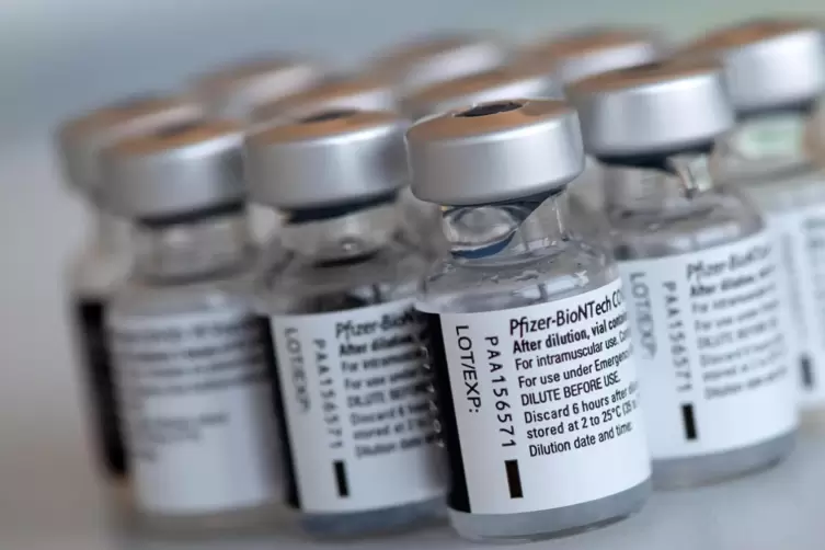 Ampullen des Impfstoffs von Biontech/Pfizer gegen das Corona-Virus SARS-CoV-2.