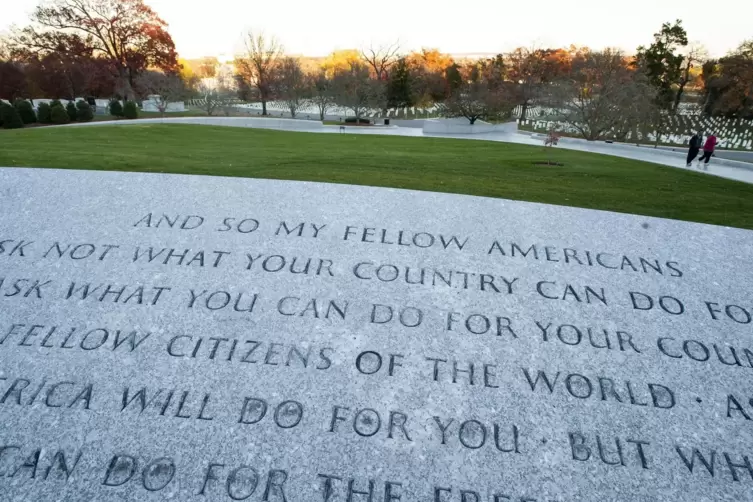 Der berühmteste Spruch John F. Kennedys steht auf einer Platte auf dem Heldenfriedhof von Arlington, ganz in der Nähe von Kenned