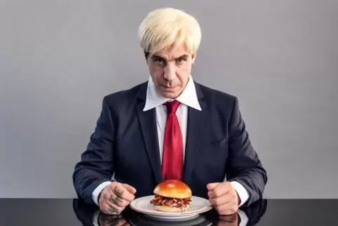Till Lindemann isst veganen Burger