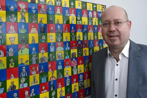 Michael Müller vor einem Geburtstagsgeschenk: Die Kinder der Rheinschule haben ihn porträtiert und daraus eine Collage gemacht. 