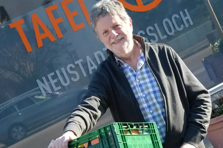 Vereinsvorsitzender der Tafel Neustadt-Haßloch, Klaus Roth, ist erfreut über zahlreiche Lebensmittel- und Geldspenden. 