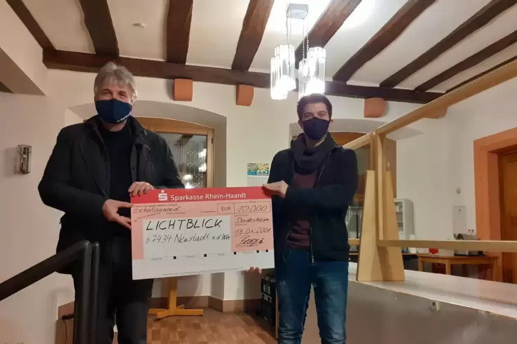 Heiner Bergner vom Rotary Club übergibt einen symbolischen Scheck an Lichtblick-Leiter Robin Rothe. 