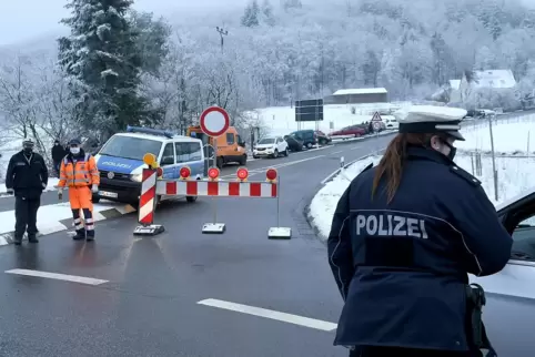 Straßensperre am Kreisel Bastenhaus Richtung Donnersberg.