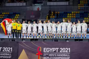 Die deutsche Handball-Nationalmannschaft beim Singen der Nationalhymne – vor leeren Rängen. Das WM-Auftaktspiel gegen Uruguay ge