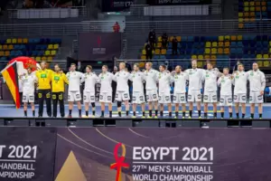 Die deutsche Handball-Nationalmannschaft beim Singen der Nationalhymne – vor leeren Rängen. Das WM-Auftaktspiel gegen Uruguay ge Die deutsche Handball-Nationalmannschaft beim Singen der Nationalhymne – vor leeren Rängen. Das WM-Auftaktspiel gegen Uruguay ge